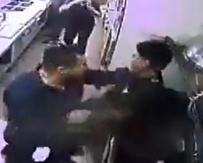 Cliente golpea a trabajador de Subway por hacerlo esperar en la fila
