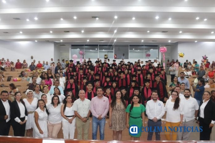 Egresan 221 jóvenes de los bachilleratos 9 y 14 de Manzanillo
