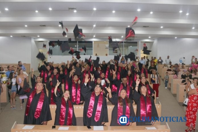 Egresan 44 estudiantes del bachillerato semiescolarizado