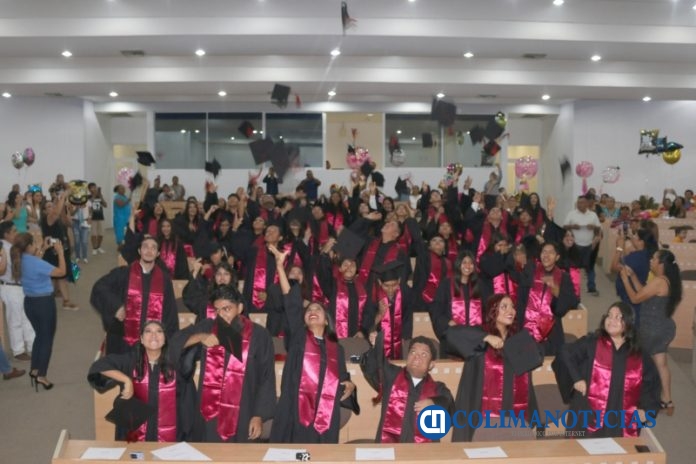 Egresan 54 nuevos bachilleres, en Manzanillo