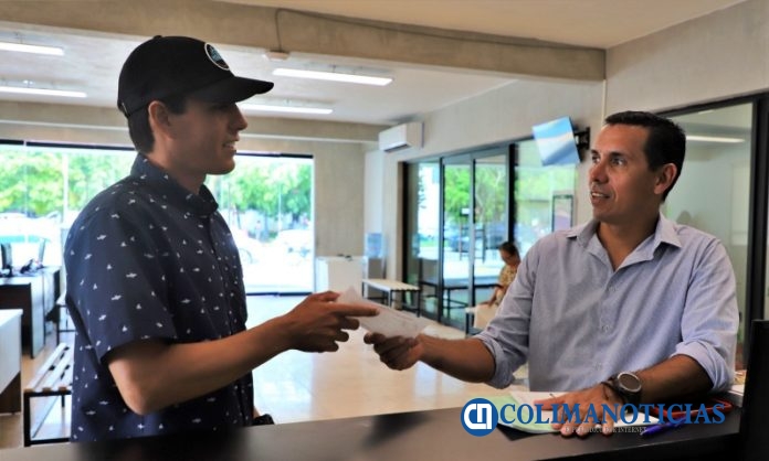 El Ayuntamiento de Manzanillo apoya a joven, acudirá a evento internacional de 'bodyboard'