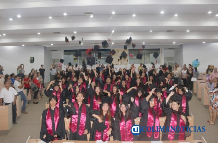 Entrega de certificados en el Bachillerato 8