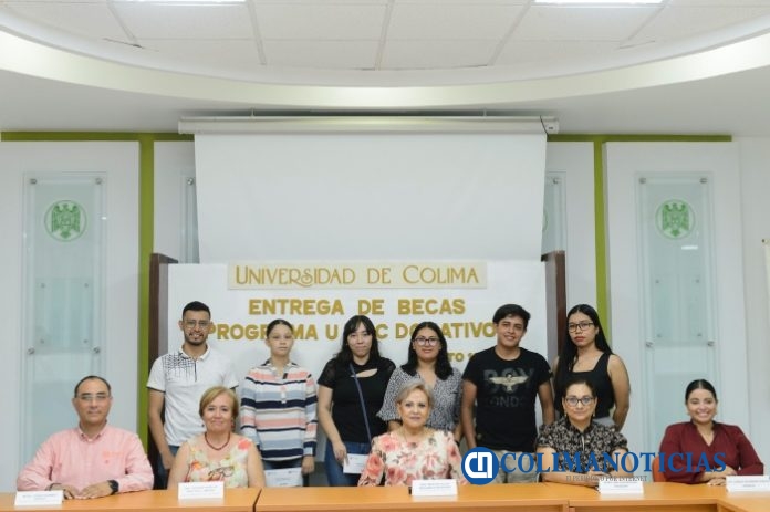 Entregan becas de inscripción a estudiantes, en Mercadotecnia