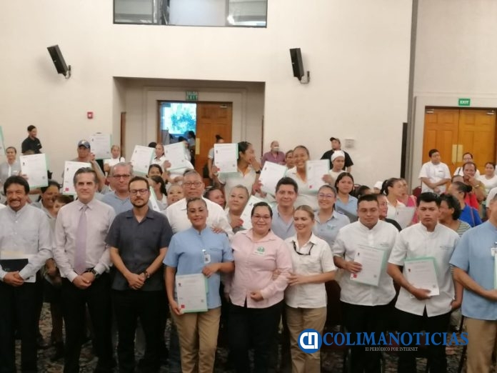 Entregan certificados de competencias laborales a 280 trabajadores de hoteles