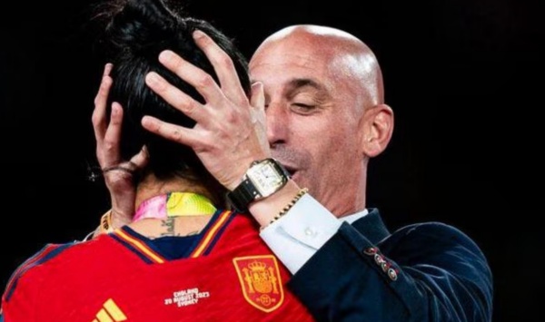 FIFA suspende a Luis Rubiales, presidente de la Real Federación Española de Futbol por el beso a Jennifer Hermoso