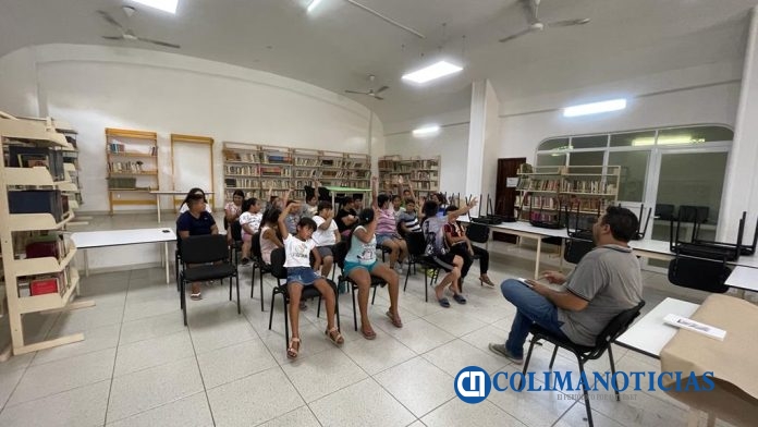 Felices niñas y niños en el curso de verano que ofrece el Ayuntamiento de Manzanillo en Biblioteca municipal de Campos 12