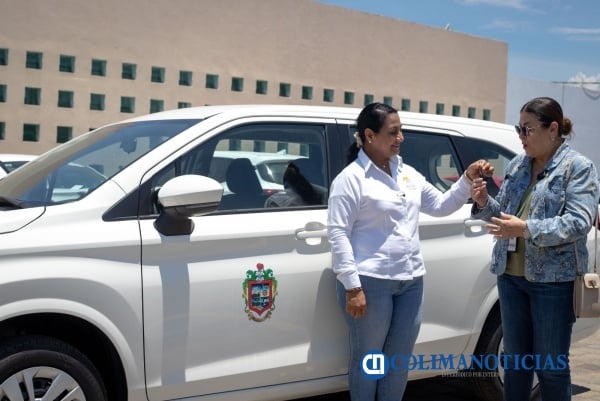 Griselda Martínez entrega vehículo nuevo para funciones de PRONNA 8