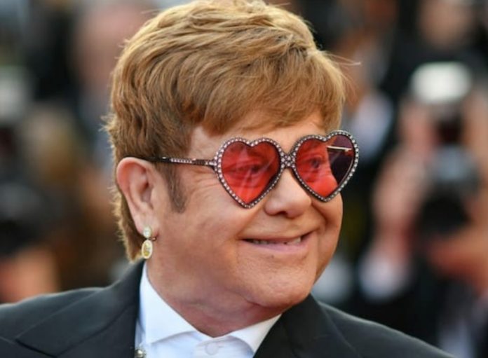 Hospitalizan a Elton John en Francia