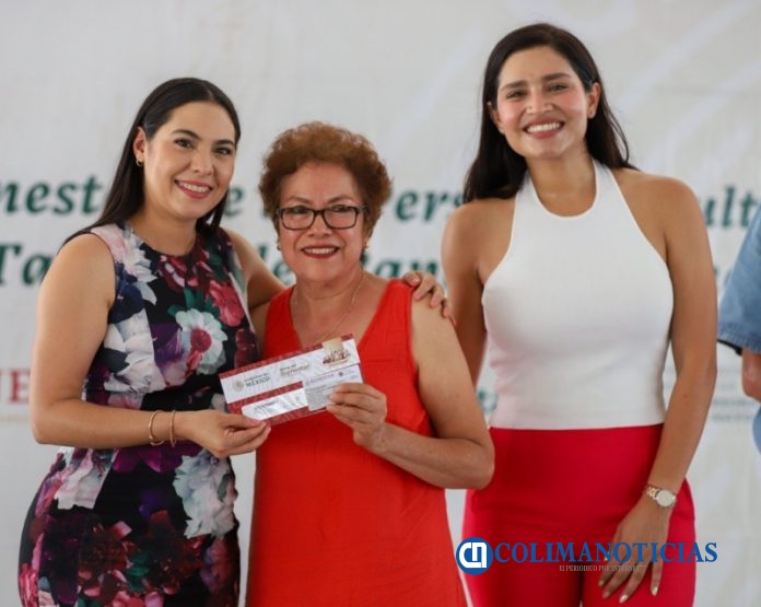 Indira Vizcaíno y Viri Valencia entregan tarjetas de Pensión para el Bienestar