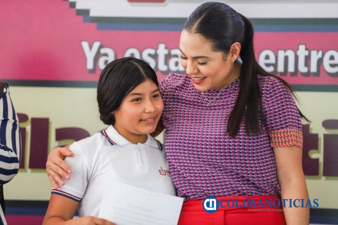 Indira entrega ColiBecas Mochilas y Útiles en El Chavarín; serán más de 21 mil paquetes en Manzanillo 4