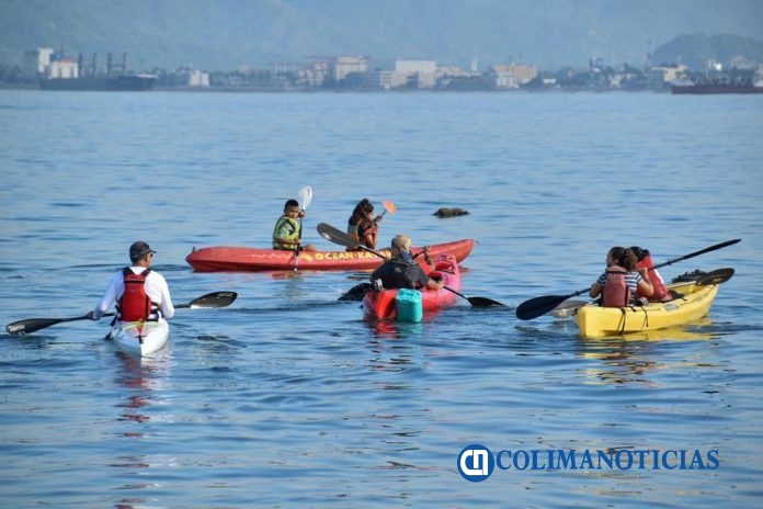 Niñas, niñas y adolescentes a cargo del DIF Estatal Colima pasean en kayak, en Manzanillo