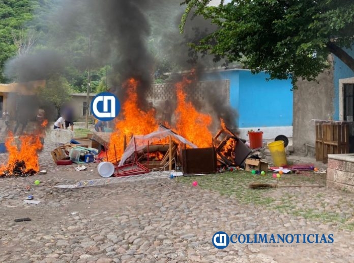 Prenden fuego a muebles y objetos de una casa en Zacualpan