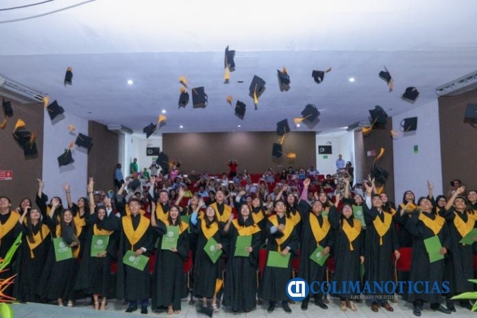 Primera titulación grupal en un bachillerato de la UdeC_c