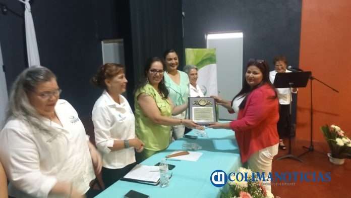 Reconocen a 10 profesionistas de Trabajo Social en Colima
