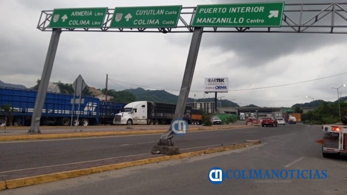 Retiran señalamiento vial dañado por la carretera Manzanillo-Colima