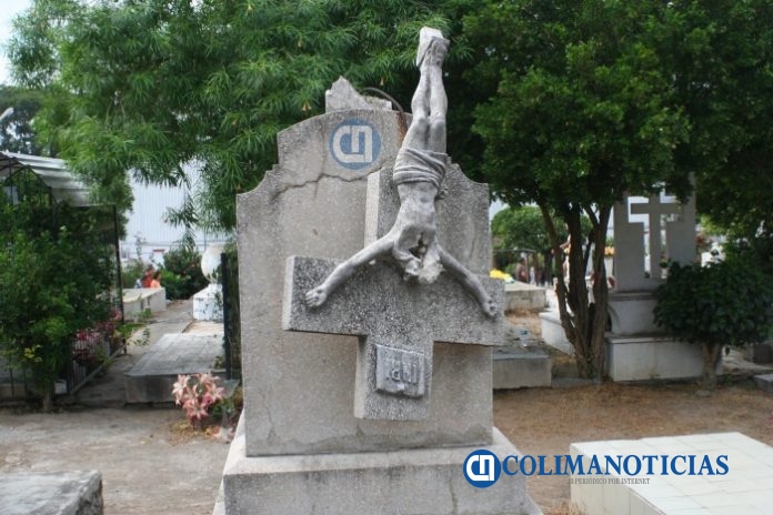 escultura cristo en tumba abandonado