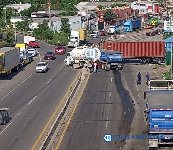 Choque de colosos a la entrada de Manzanillo por Tapeixtles