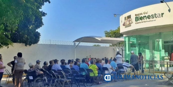 largas filas para el pago a beneficiarios de los Programas del Bienestar 3