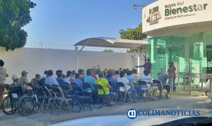 largas filas para el pago a beneficiarios de los Programas del Bienestar