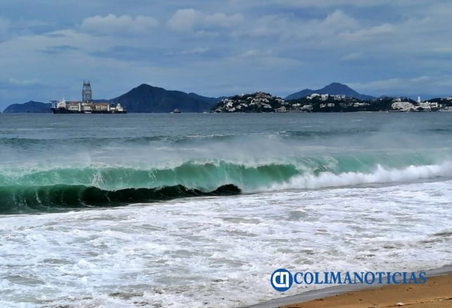 Fuerte oleaje en las costas de Manzanillo