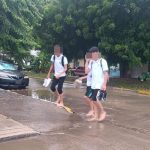 Manzanillo suspende clases, por intensas lluvias estudiantes
