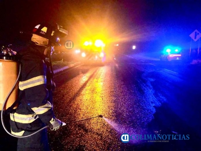 UEPC Colima y Cruz Roja apoyan a chofer en accidente durante la madrugada, en La Salada 7