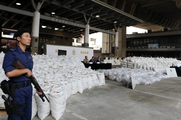 Autoridades de Hong Kong interceptan cargamento de presunta metanfetamina en costales con logos de Segalmex