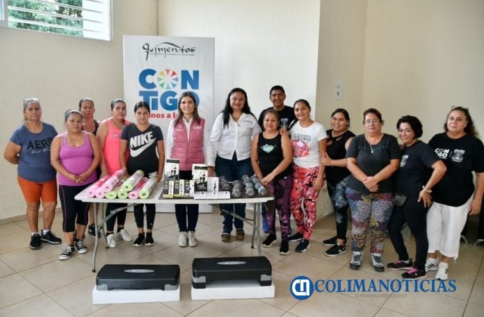 Entrega Margarita Moreno material deportivo en Bosques del Sur