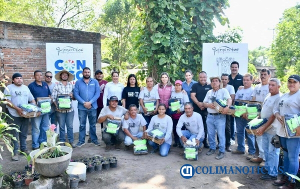 La presidenta municipal Margarita Moreno entrega equipamiento a personal de sanidad, parques y jardines