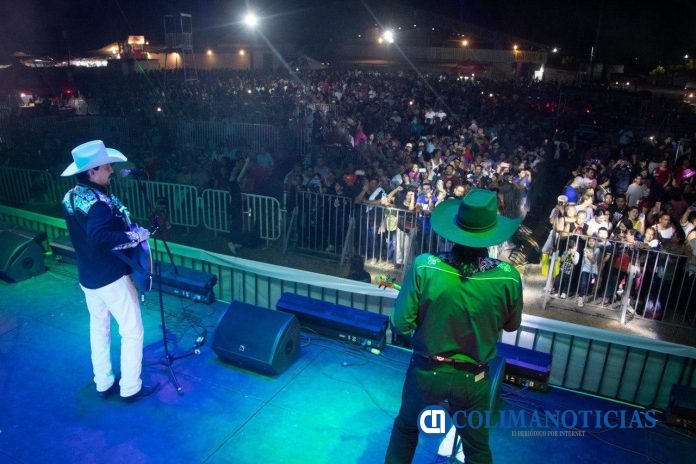 Los Yonics y Caballo Dorado brindan espectacular concierto gratuito en la Feria de Colima