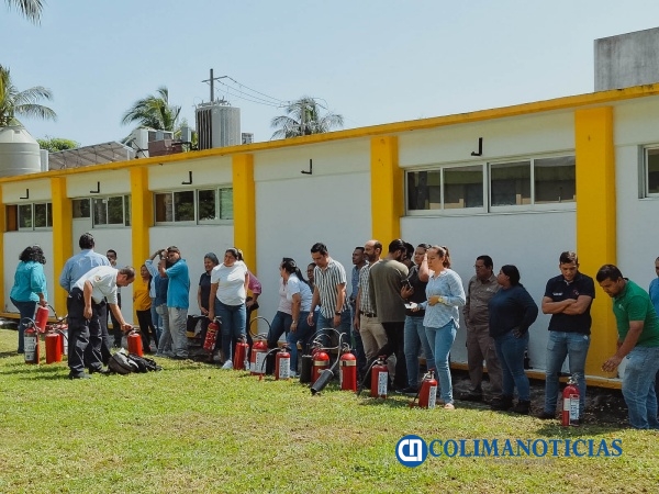 Trabajadores UdeC de Manzanillo se capacitan en manejo de extintores_a
