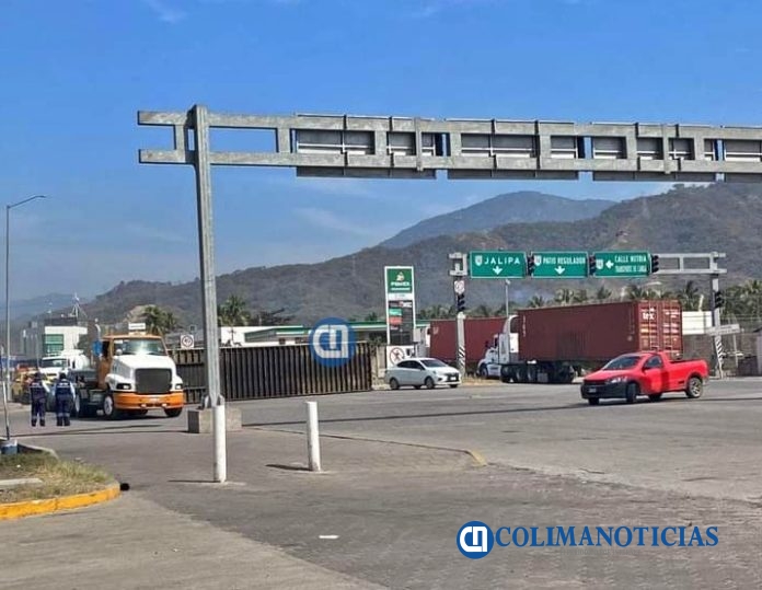 Cae contenedor sobre la carretera Puerto a Jalipa