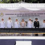 Griselda Martínez felicita al vicealmirante Adrián Hermilo Valle González, nuevo comandante de la Décima Región Naval