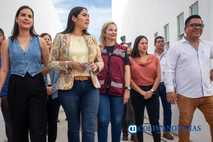 Indira realiza gira por Manzanillo 29