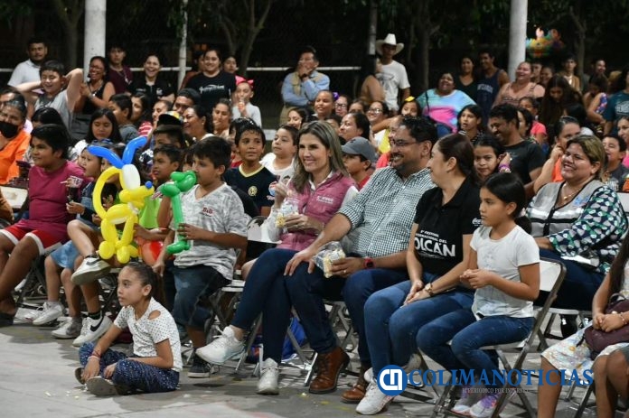 La presidenta municipal Margarita Moreno ilumina con Colima Brilla la Unidad Deportiva de Piscila