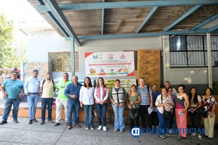 Margarita Moreno entrega apoyos de calentadores solares
