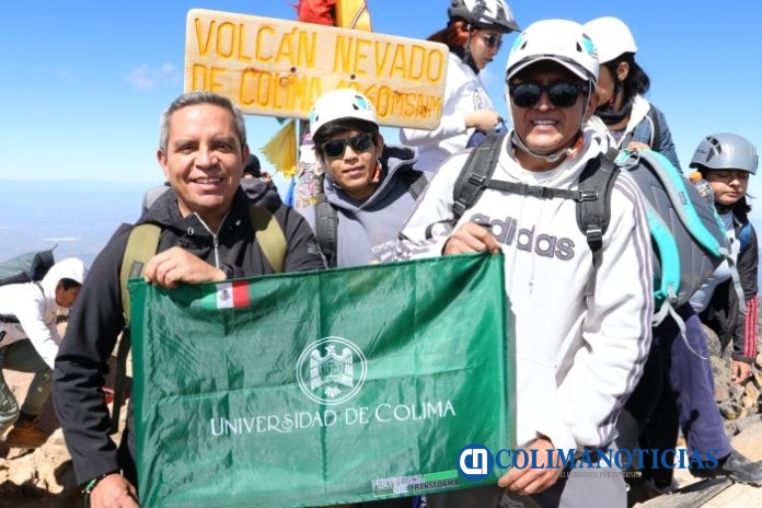 Rector y senderistas suben al Nevado de Colima_d