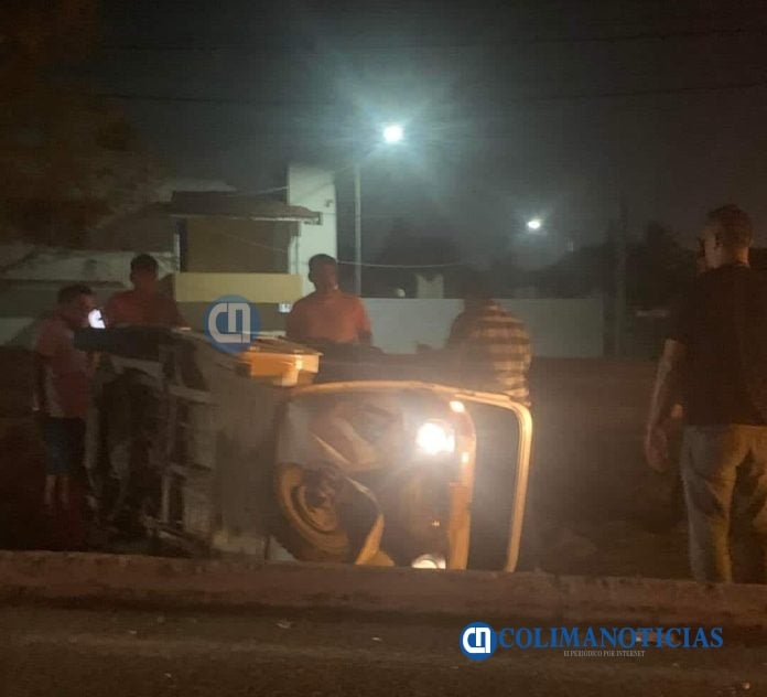 Vuelca mototaxi en el libramiento El Naranjo