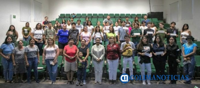 Griselda entrega apoyos a estudiantes