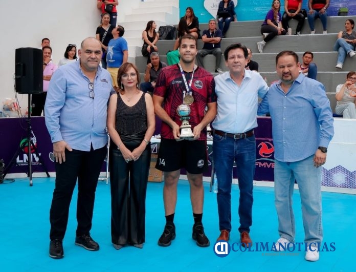 Jugadores campeones de Cocoteros reciben premios individuales, tras la final de la LMV