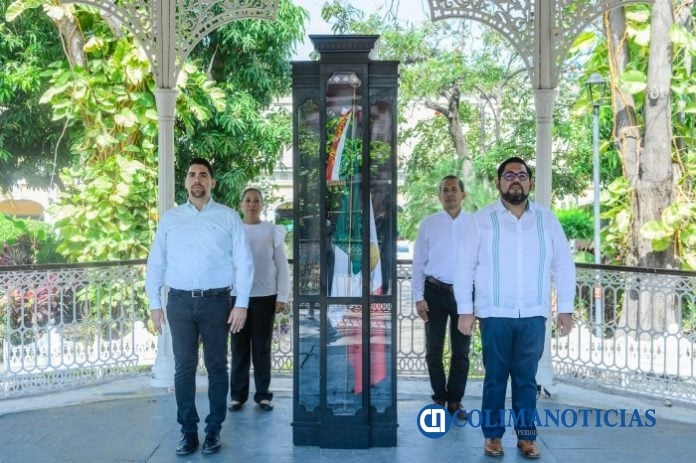 Universitarios realizan guardias a la bandera