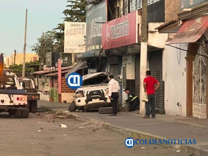 Camioneta vuelca por la entrada del Valle de las Garzas
