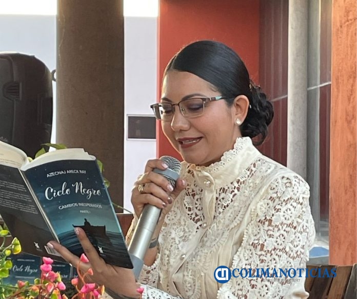 Leen a escritora Azecnaj Areck Ray, en Manzanillo