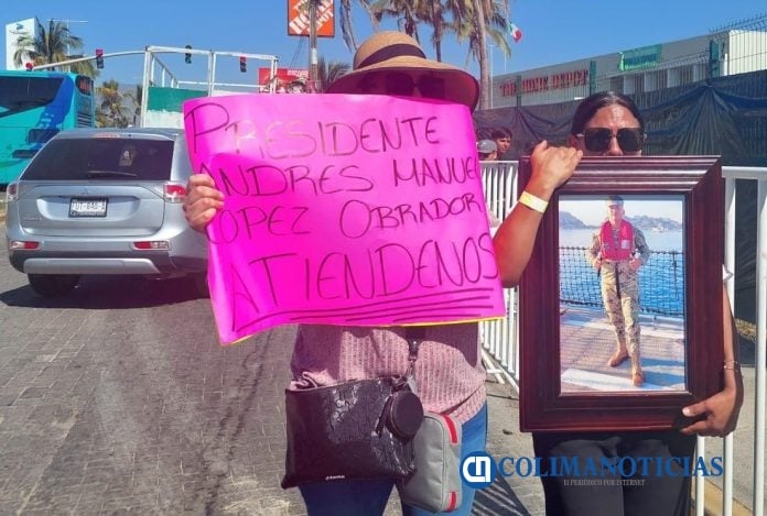 Se manifiestan familiares del Marino desaparecido, durante visita de AMLO a Manzanillo 34