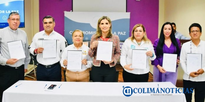 Acredita Margarita Moreno experiencia y resultados; firma los compromisos por la paz en UNIVA Colima