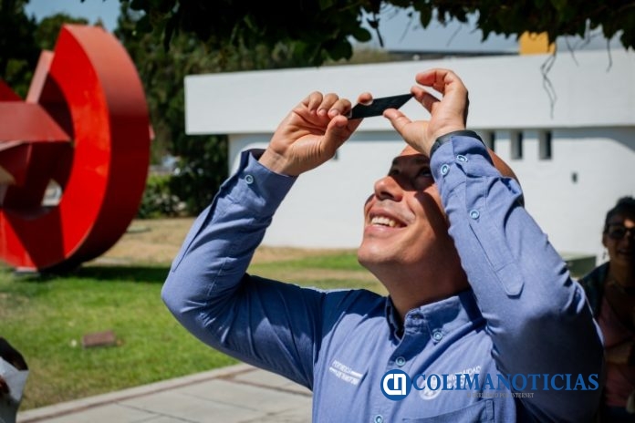 Aprecian universitarios eclipse total de sol_d