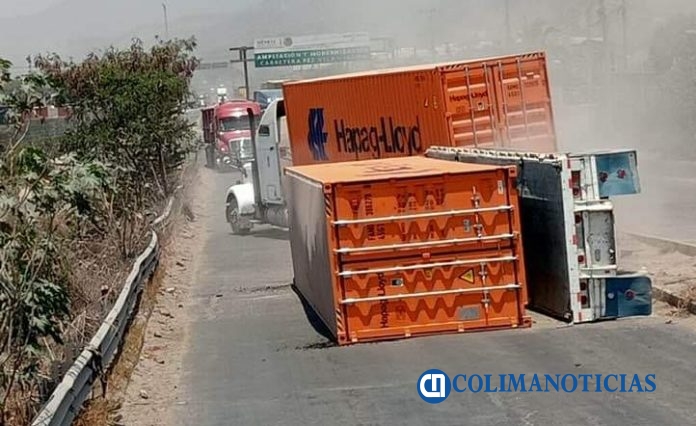 CAE CONTENEDOR EN CARRETERA