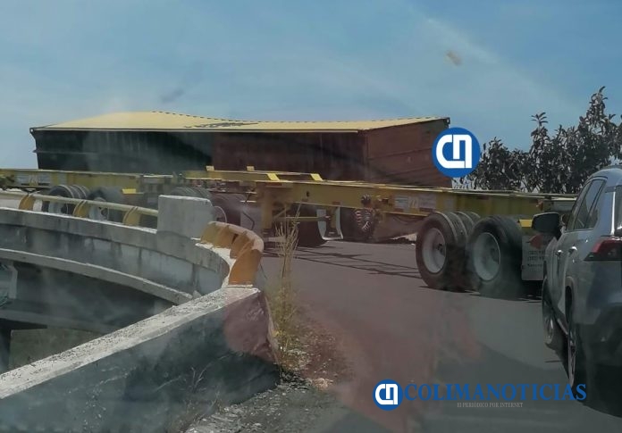 Cae contenedor del full que era transportado por el retorno a El Colomo