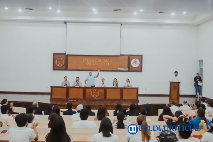 Entrega Grupo CIMA 60 becas, en Manzanillo