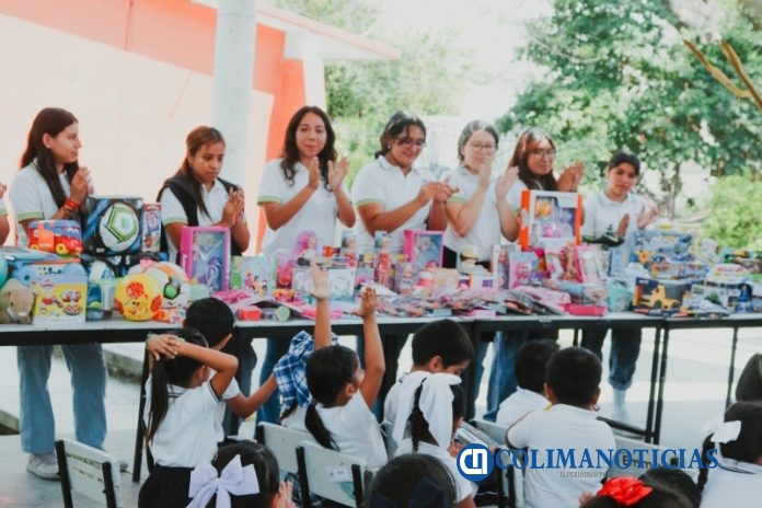 Festejan bachilleres a infantes de preescolar, en Manzanillo_b